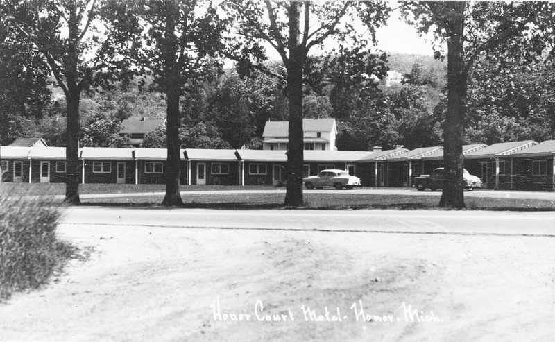 Honor Motel (Honor Court) - Postcard (newer photo)